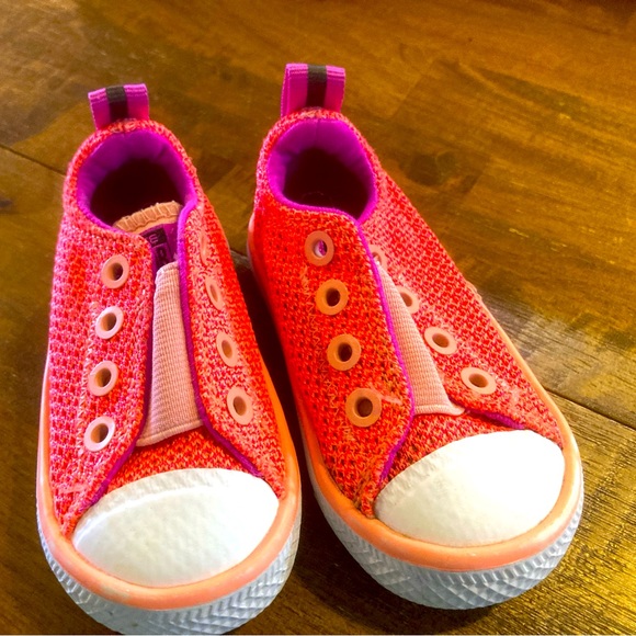 Toddler size 4 slip on converse - Picture 1 of 5